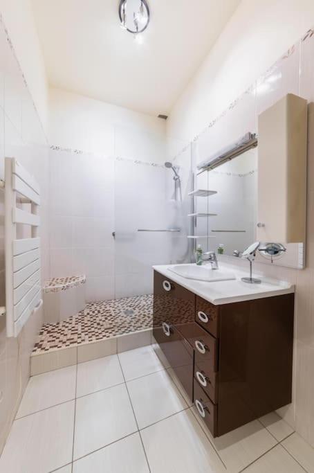 Haussmannian Apartment, Near Champs-Elysees Paris Exterior foto